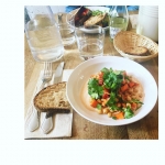 Salade du moment @cafeoberkampf : Carottes crues épicées, pois chiches, tomates séchées, menthe, persil, coriandre, Rahini fumée et za'atar
Recettes et articles sur mon site internet : lgiami-dieteticienne.fr
