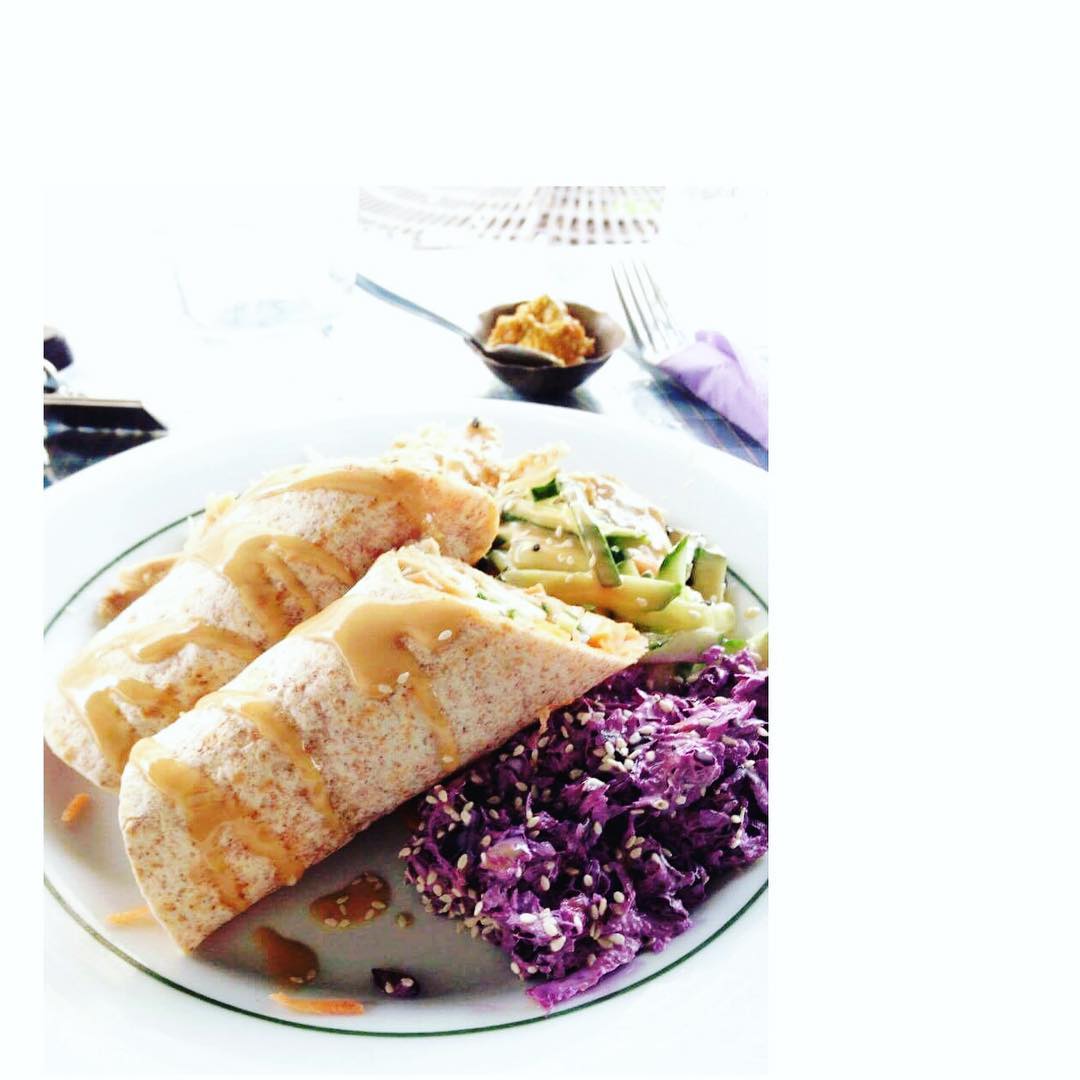 Partez à la découverte d'un plat du Bangladesh : Le Chapati poulet // Crudités concombre et choux rouge Recettes et articles sur mon site internet : lgiami-dieteticienne.fr